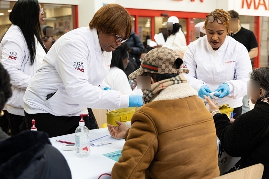 Imagem de capa - Em Londres, voluntários realizam o projeto Ponto de Saúde