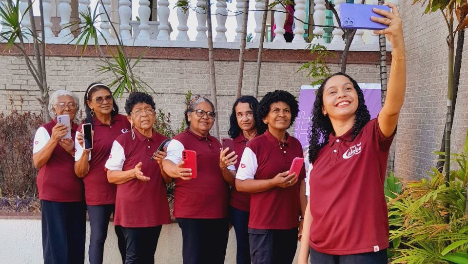 postNunca é tarde para aprender: idosos dominam smartphones em projeto socialna categoriaNotícias