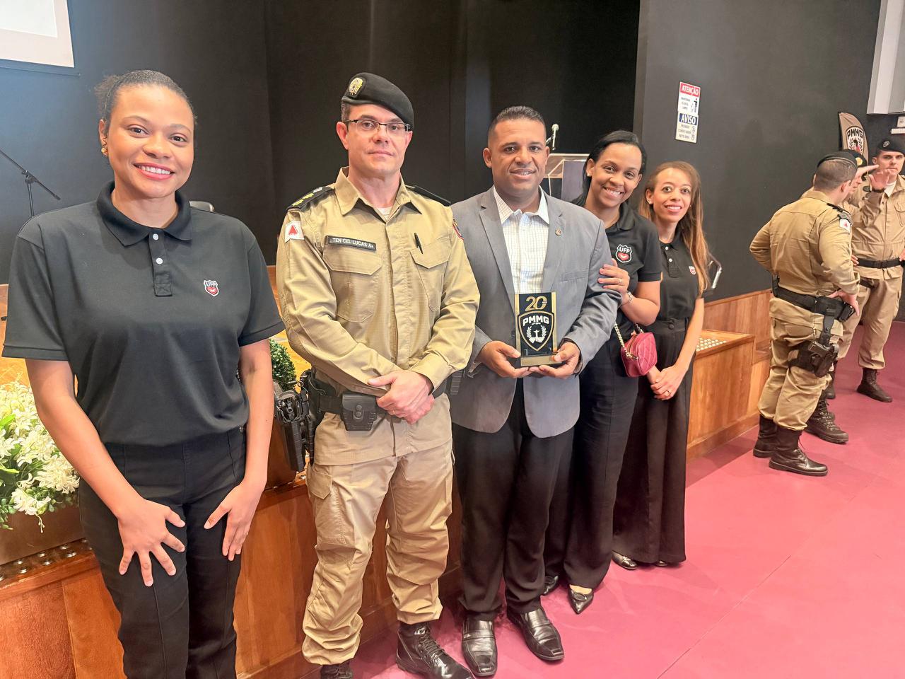 postIgreja Universal recebe troféu “O Guardião do Barreiro” do 41º Batalhão da Polícia Militar de Minas Geraisna categoriaNotícias