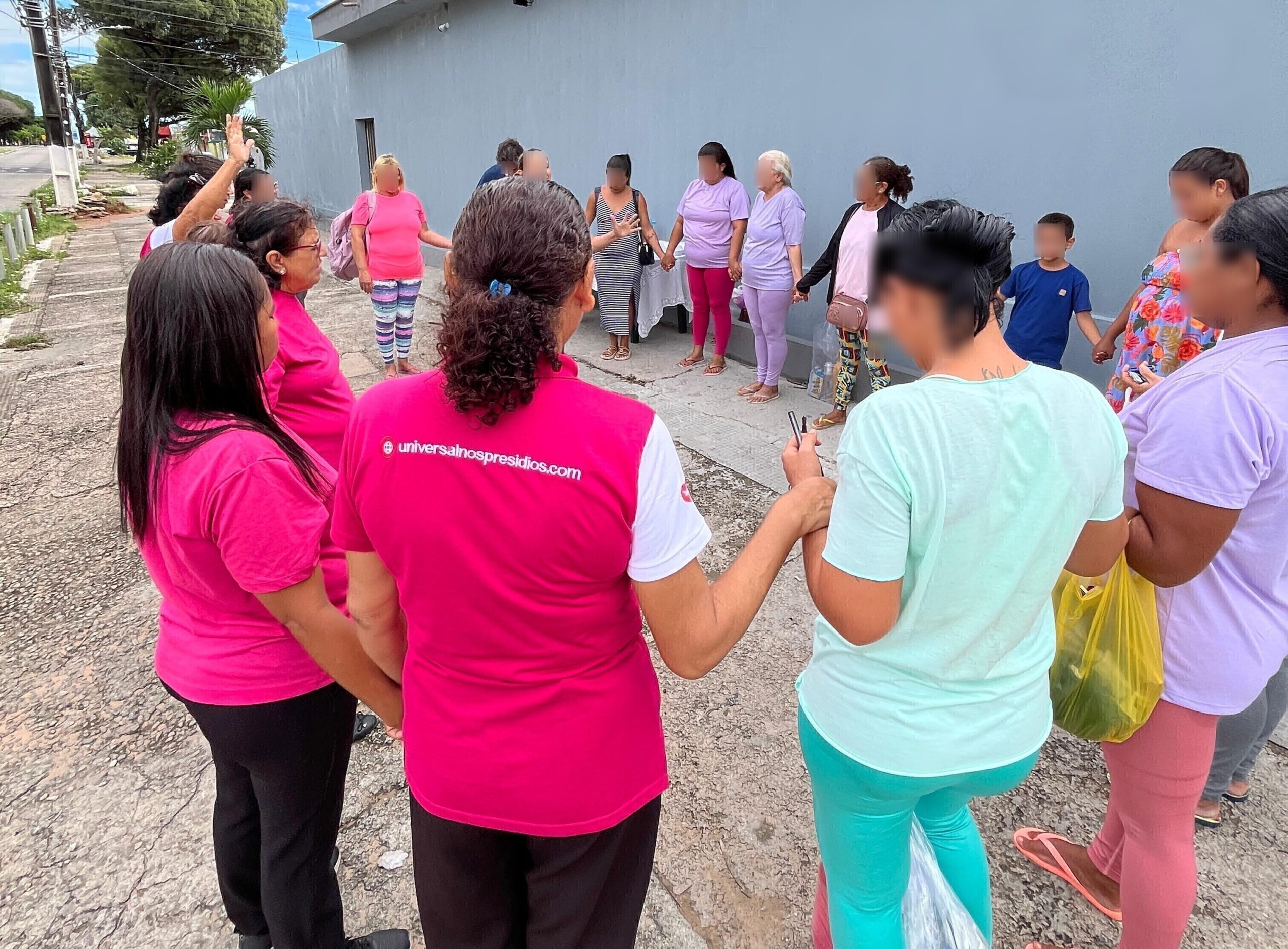 Imagem de capa - Famílias recebem apoio espiritual em frente à unidade penitenciária