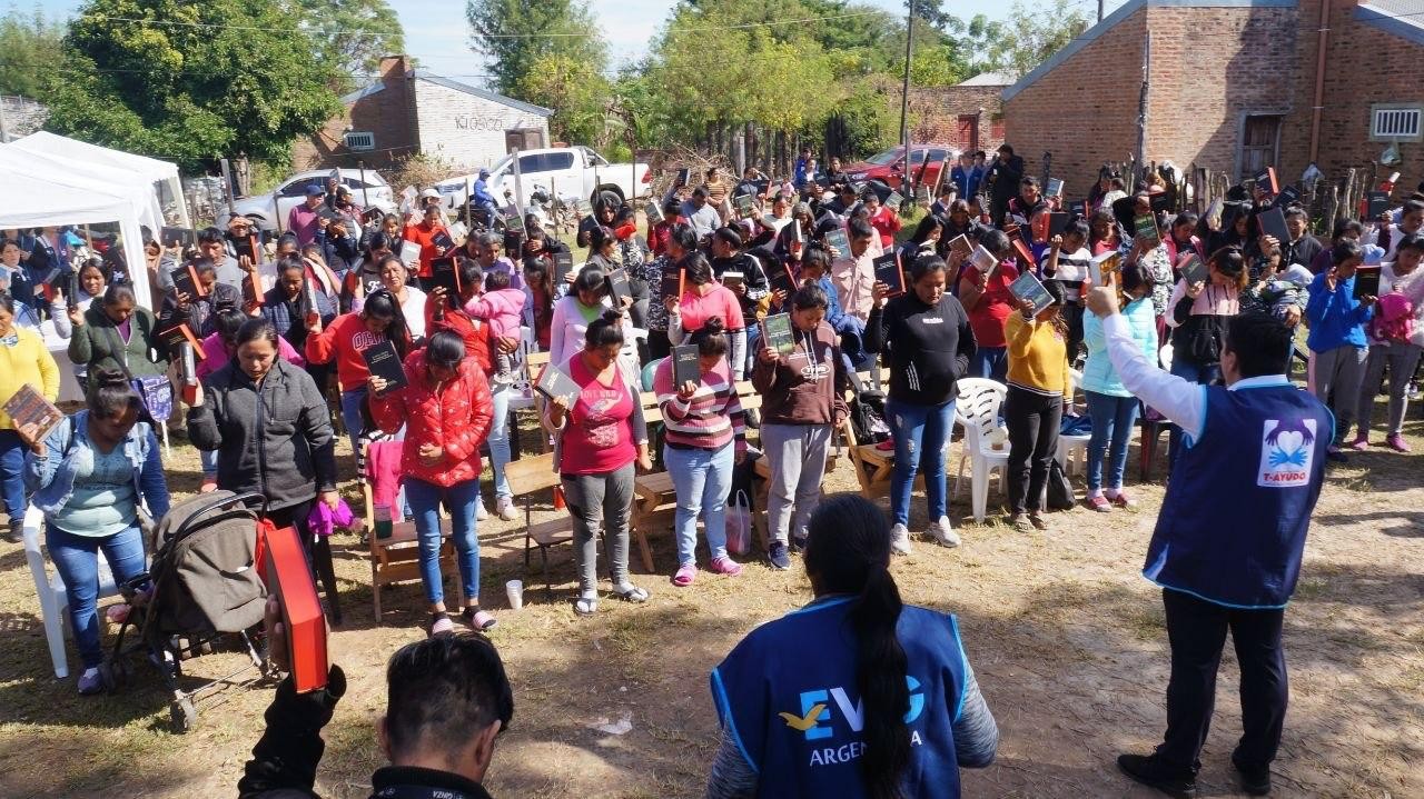 Imagem de capa - Ação inédita em comunidade indígena de Pampa del Indio, na Argentina, entrega Bíblias em língua Qom