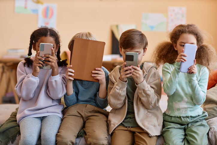 postAlerta para os pais: uso diário de celulares e tablets por crianças prejudica o aprendizadona categoriaEm Foco
