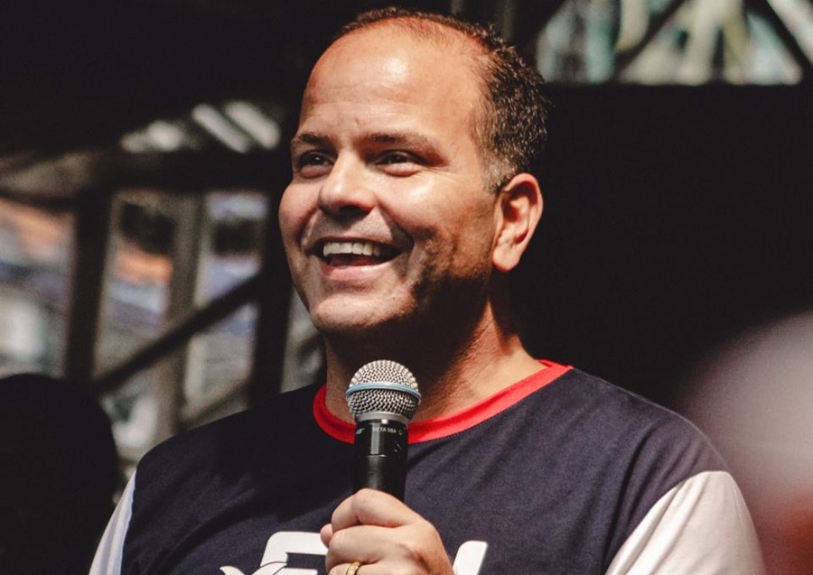 FJU nas Comunidades leva esperança à Rocinha com a entrega de 2 mil Bíblias