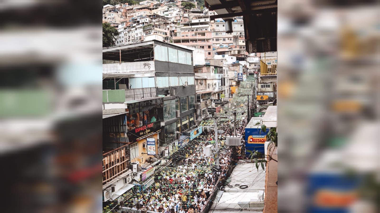 Imagem de capa - FJU nas Comunidades leva esperança à Rocinha com a entrega de 2,5 mil Bíblias
