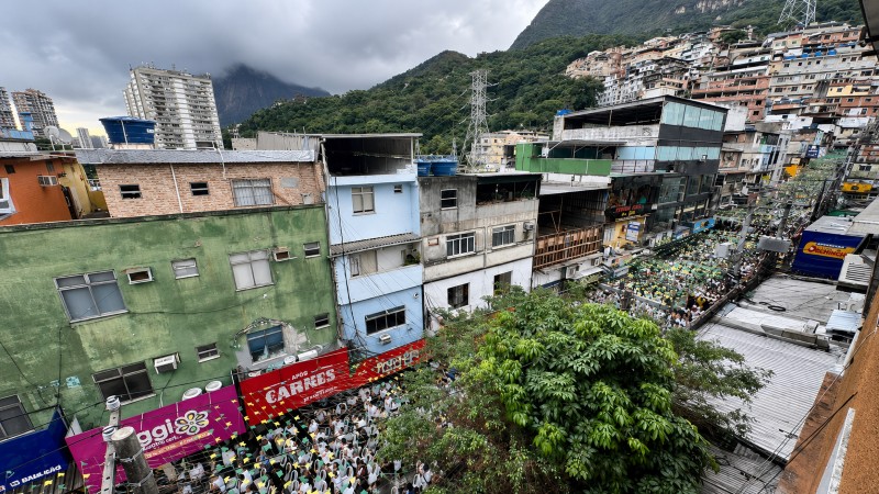 Imagem de capa - FJU nas Comunidades leva esperança à Rocinha com a entrega de 2,5 mil Bíblias