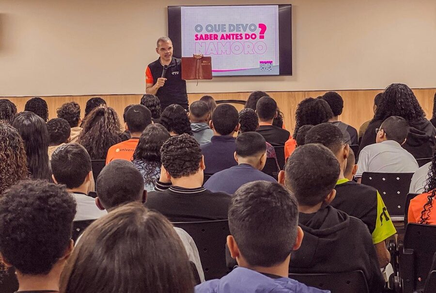 Mais de 35 mil adolescentes participam da palestra Namoro Blindado em todo o Brasil