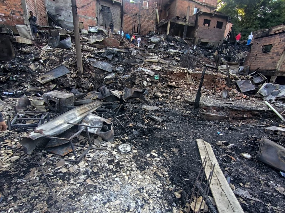Imagem de capa - Incêndio em Paraisópolis deixa famílias desabrigadas e mobiliza doação de alimentos