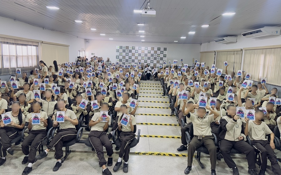 Namoro Blindado leva orientação sobre relacionamentos saudáveis a estudantes do Distrito Federal