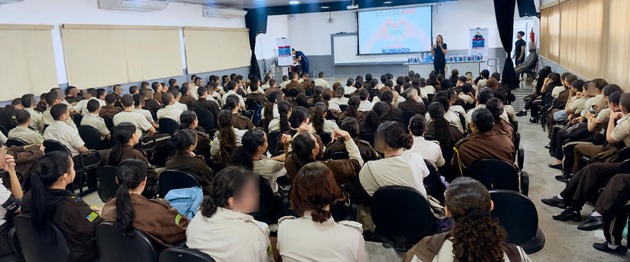 Namoro Blindado leva orientação sobre relacionamentos saudáveis a estudantes do Distrito Federal