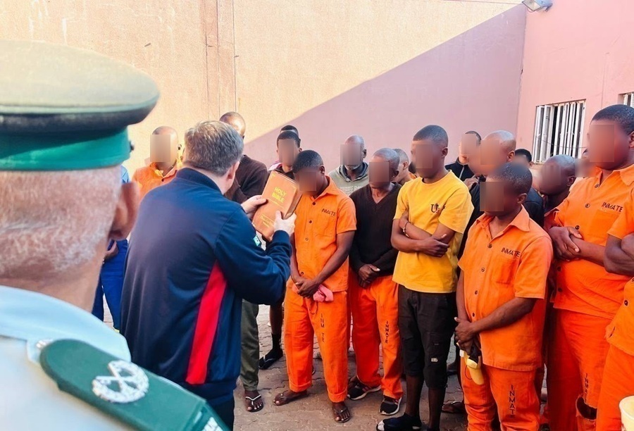 Imagem de capa - No maior presídio da Namíbia, ação da Universal leva esperança a mais de 1,5 mil pessoas com doação de Bíblias