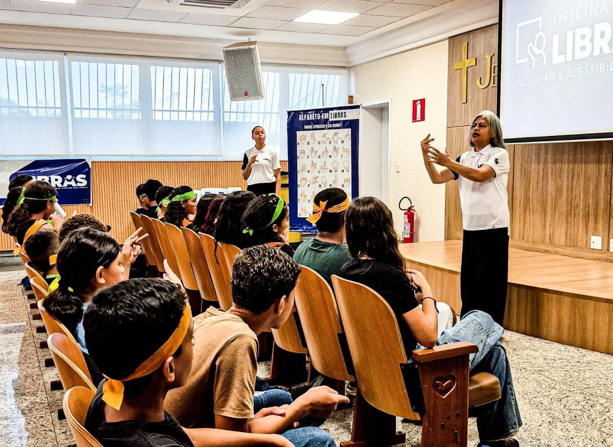 Adolescentes participam de oficina inédita de Libras em Palmas (TO)