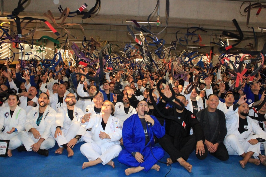 Imagem de capa - Evento da FJU celebra a graduação de 600 alunos de jiu-jitsu e a troca de faixa de mais 120