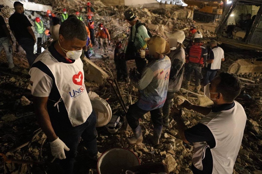 Imagem de capa - Voluntários na Venezuela promovem ação em Caraballeda, região onde ainda há desaparecidos após terremotos