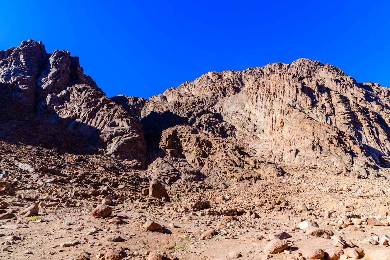 Imagem de capa - O que a pedra do Monte Sinai pode ensinar aos visitantes do Jardim Bíblico?