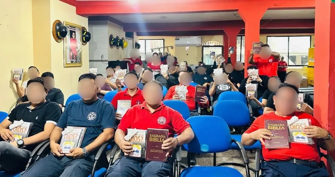 Imagem de capa - EVG realiza ação inédita no Corpo de Bombeiros de La Troncal, no Equador