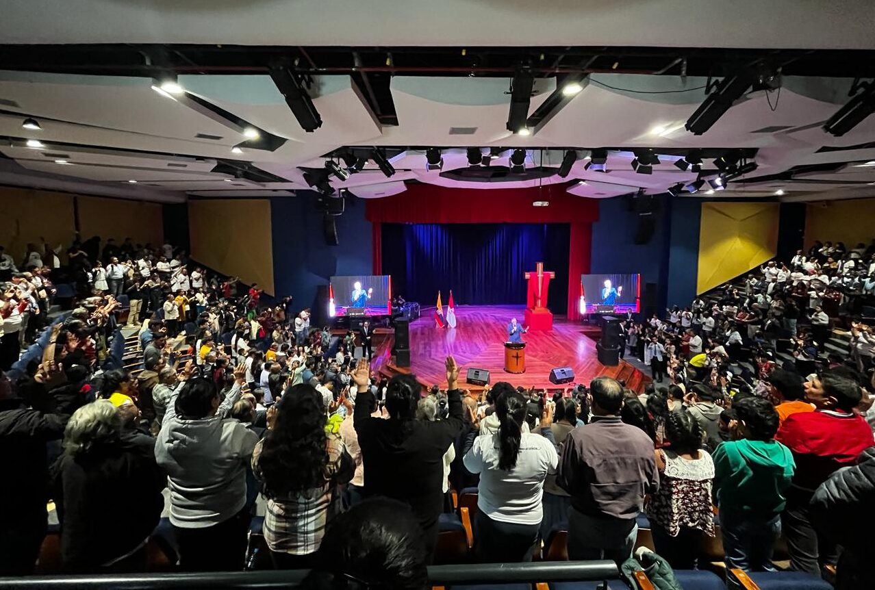 Imagem de capa - Encontro das Famílias reúne centenas de pessoas no Teatro La Industria Algodonera, no Equador