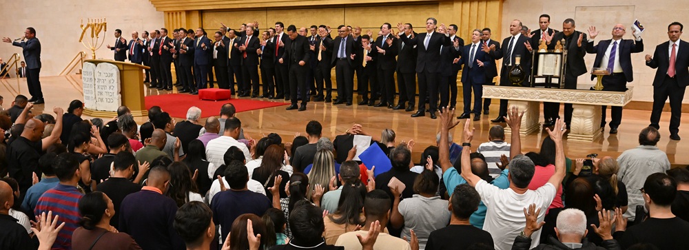 Imagem de capa - Clamor especial reúne Bispos e Pastores no Templo de Salomão