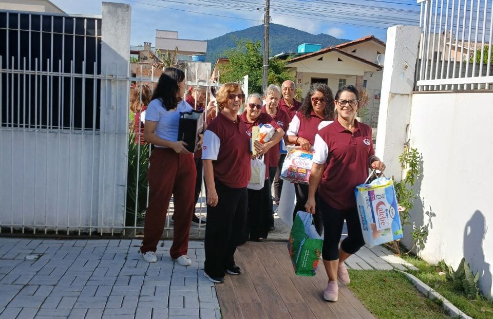 Grupo Calebe leva doações a casa de repouso em Porto Belo (SC)