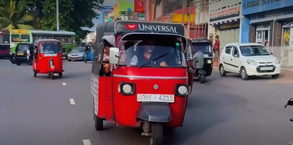 Imagem de capa - De tuk-tuk, Universal leva a Palavra de Deus a comunidades do Sri Lanka