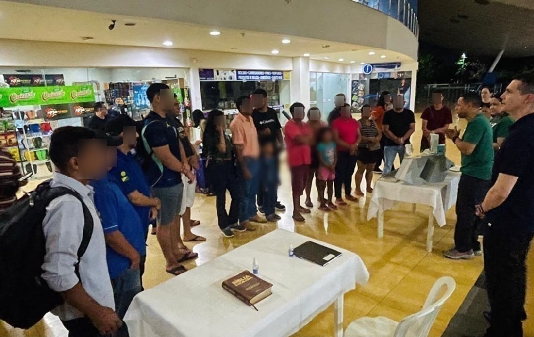 Imagem de capa - Voluntários levam fé e esperança a passageiros na rodoviária de Rio Branco