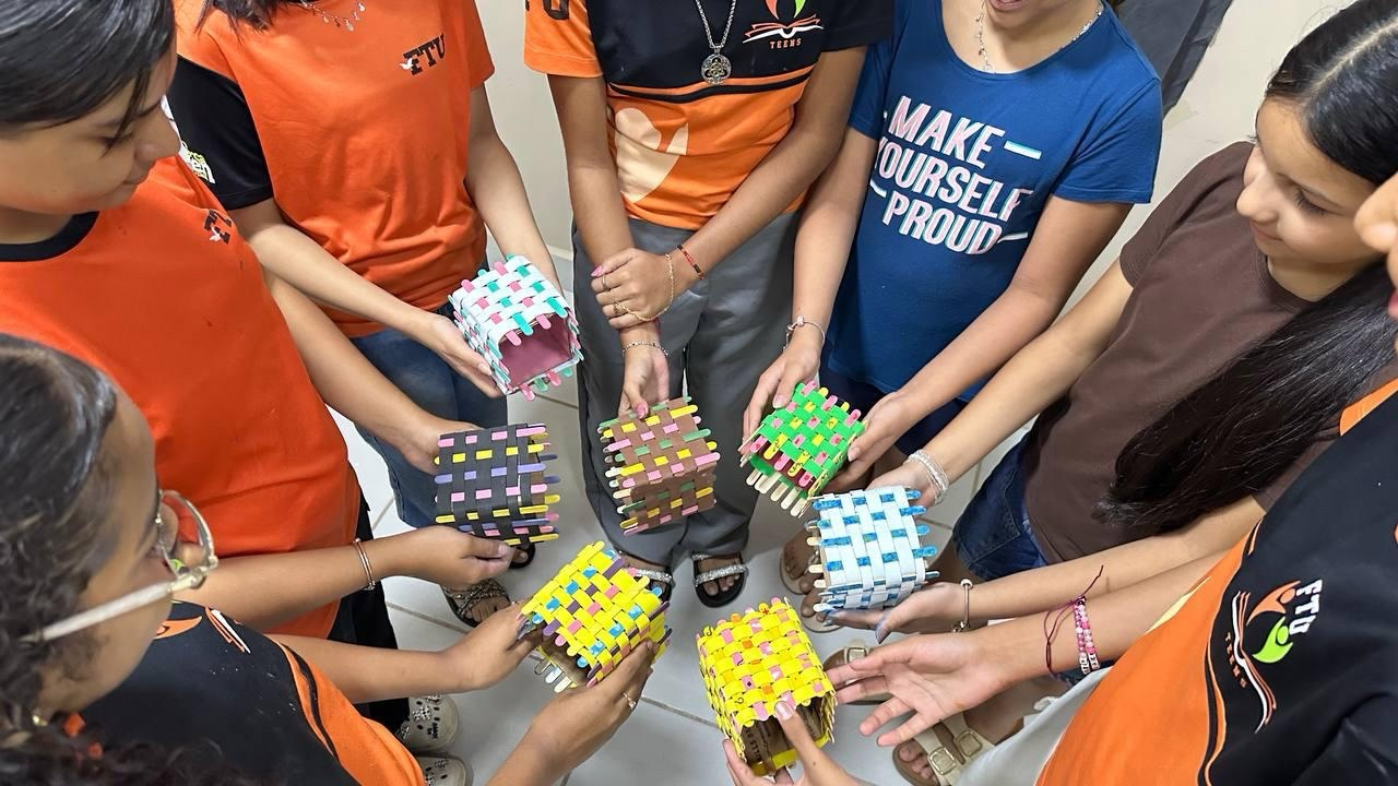 Imagem de capa - Adolescentes transformam palitos de sorvete em objetos úteis para o dia a dia