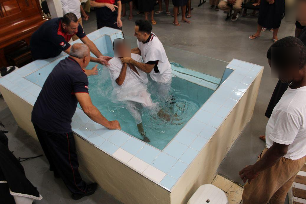 Imagem de capa - UNP realiza batismo nas águas na Penitenciária José Parada Neto, em Guarulhos