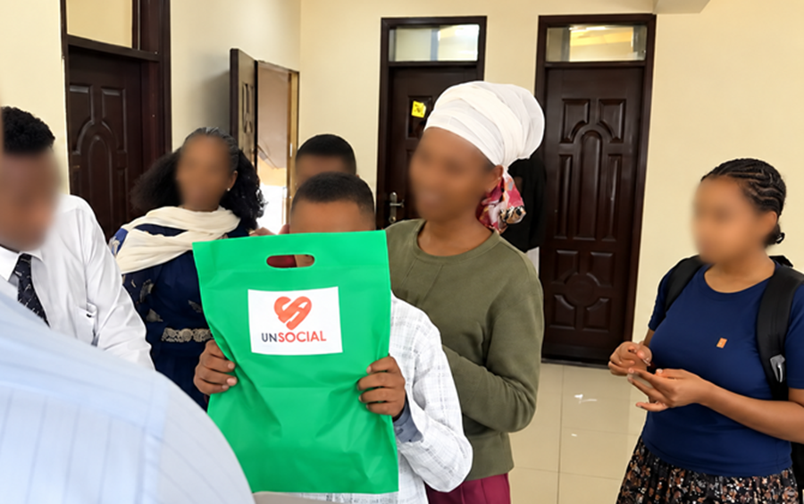 Unisocial doa kits escolares a estudantes na Etiópia