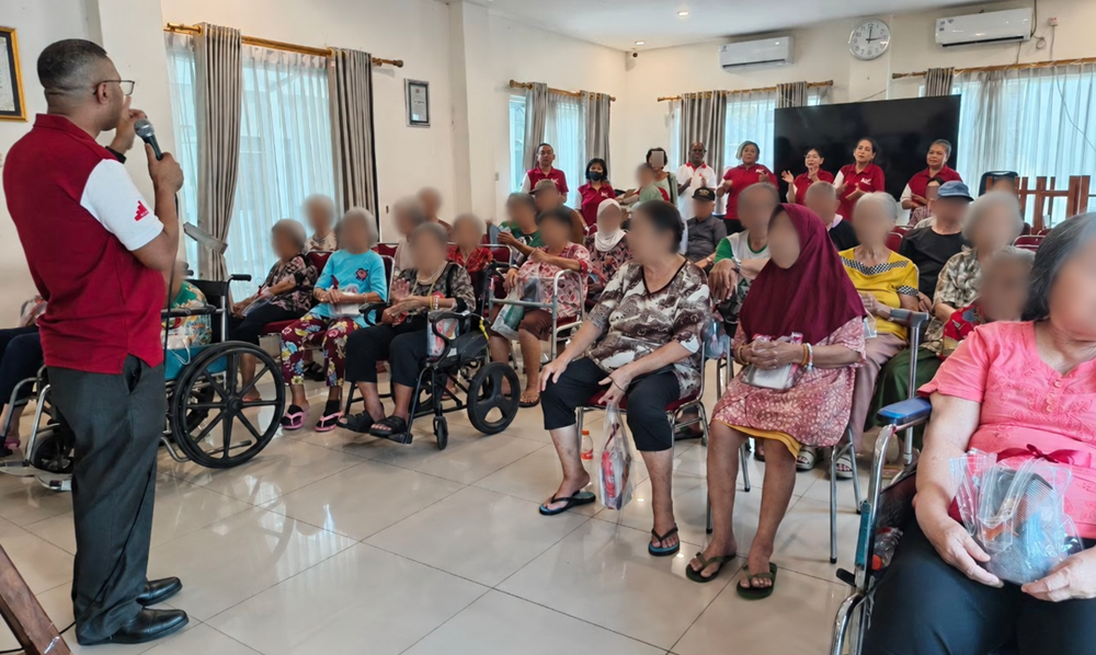 Imagem de capa - Grupo Calebe visita casa de idosos na Indonésia