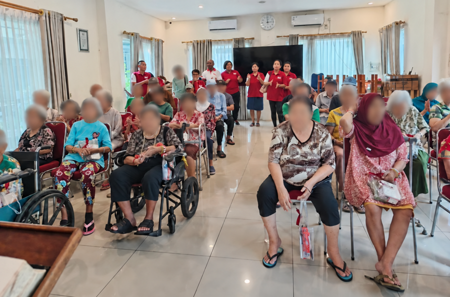 Grupo Calebe visita casa de idosos na Indonésia