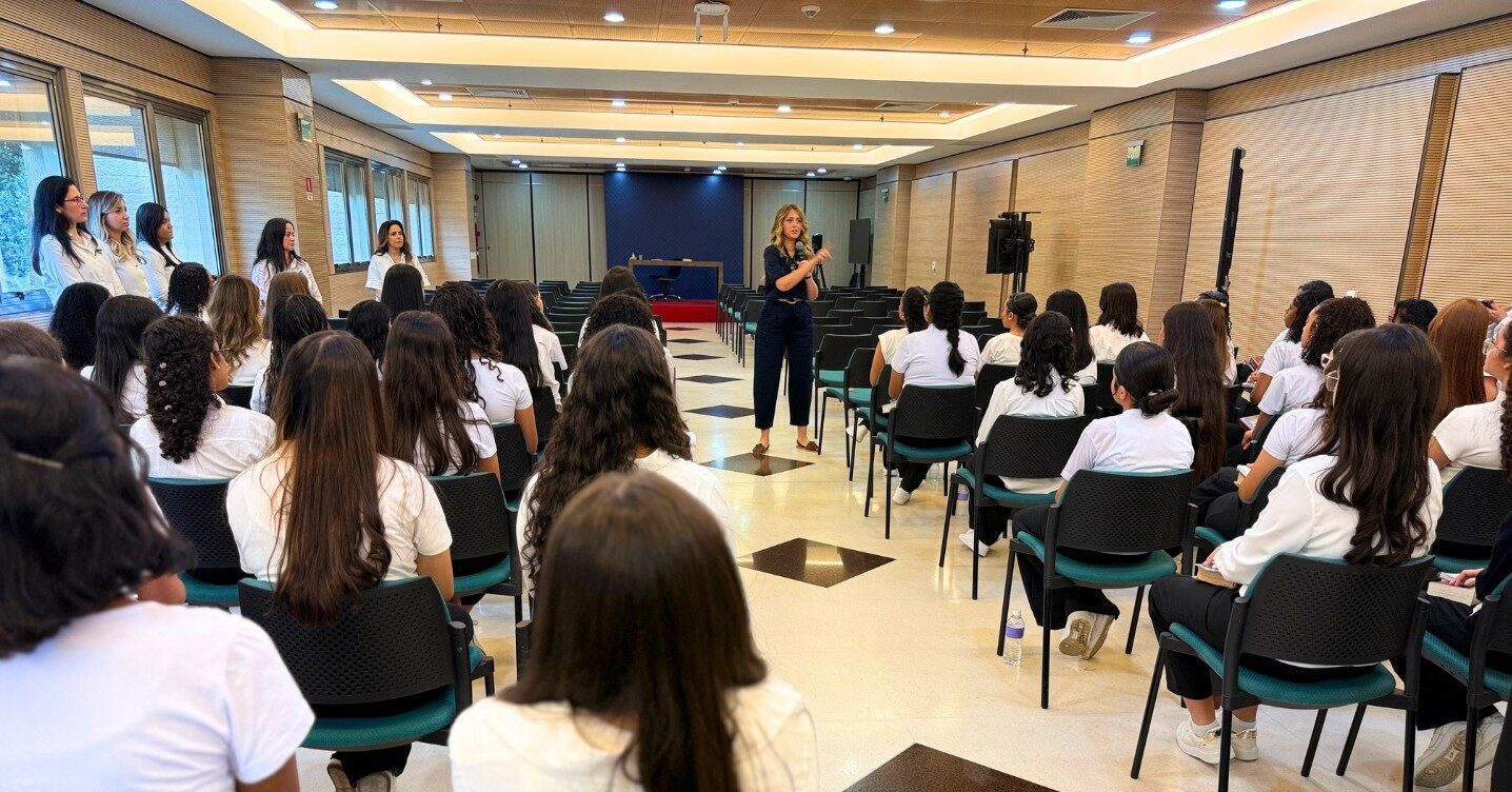 postReúne adolescentes em programação especialna categoriaUm dia como Ester