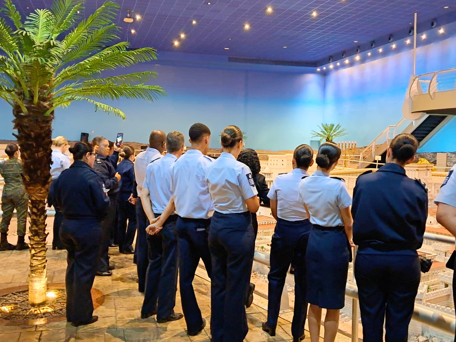 Imagem de capa - Militares da Força Aérea Brasileira participam de tour no Centro Cultural Jerusalém, no Rio de Janeiro